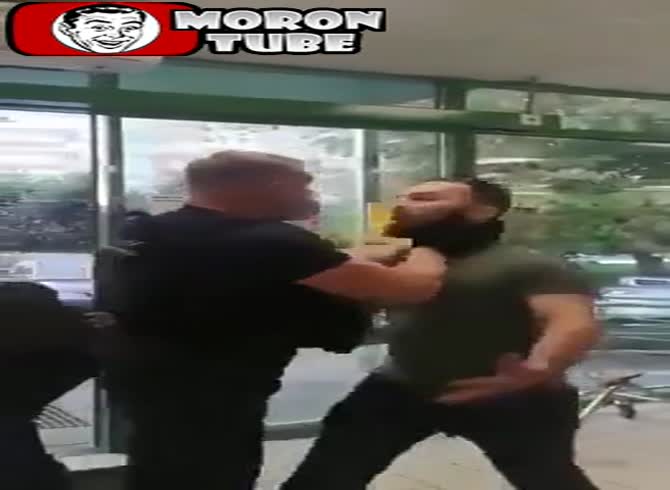 Video :The security guard teaches him MMA-style etiquette since he doesn't want to wear a mask